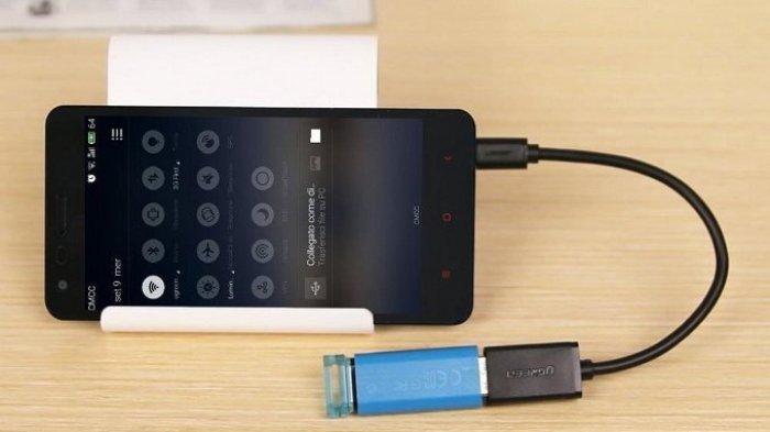 Ilustrasi menyambungkan flashdisk ke handphone lewat OTG