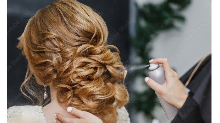 Bukan hanya bisa dijadikan pembersihan cat di lantai keramik, hair spray juga efektif mengatasi tumpahan cat di lantai.