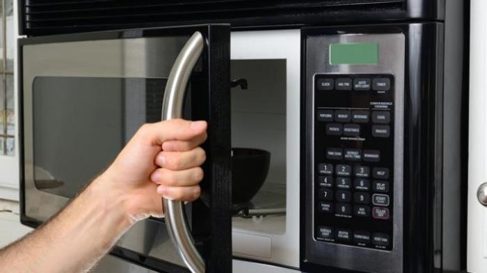 Hindari memasukkan termos air panas ke dalam microwave supaya tidak merusak fungsi aslinya.