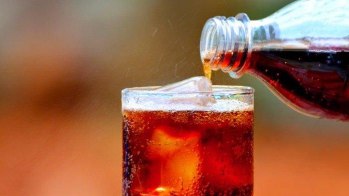 Ilustrasi minuman bersoda untuk keperluan rumah tangga, termasuk mengatasi kerak pada permukaan benda.