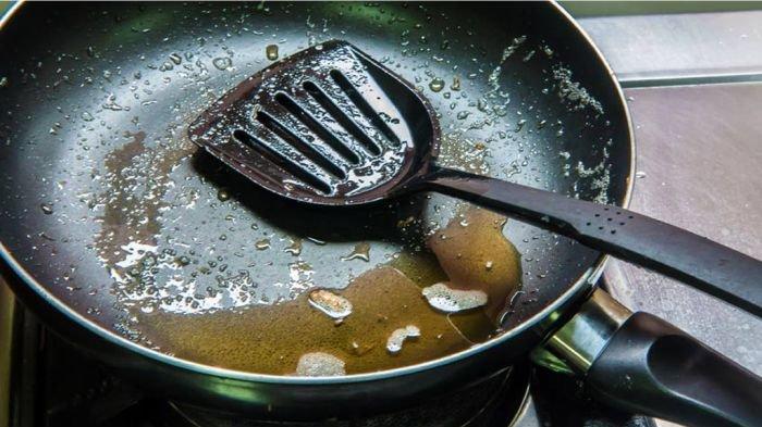 Sebelum dibuang, pastikan minyak goreng dalam kondisi dingin.