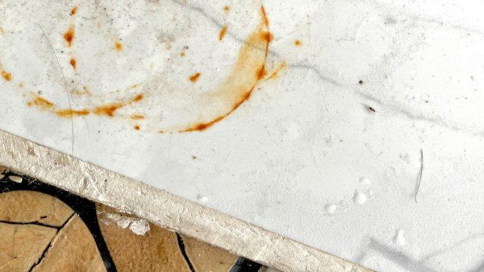 Ilustrasi noda karat di lantai keramik yang bisa dibersihkan dengan berbagai cara mudah.