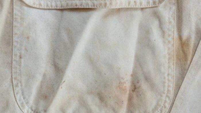Ilustrasi noda karat pada pakaian yang bisa dibersihkan pakai berbagai bahan.