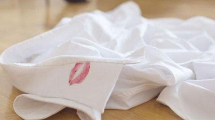 Ilustrasi noda lipstik merah di baju yang bisa dibersihkan dengan sabun cuci piring.