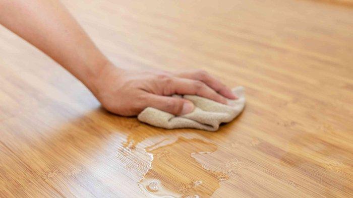 Ilustrasi noda minyak di lantai yang bisa bikin licin, bisa diserap dengan berbagai bahan alami.