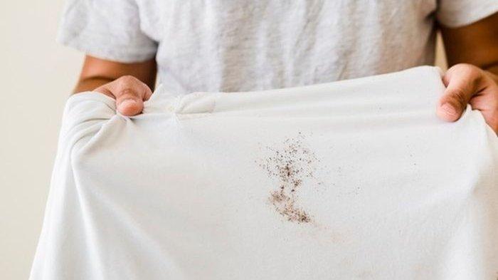 Ilustrasi noda oli yang menempel di baju, bisa kamu bersihkan secara lebih mudah.