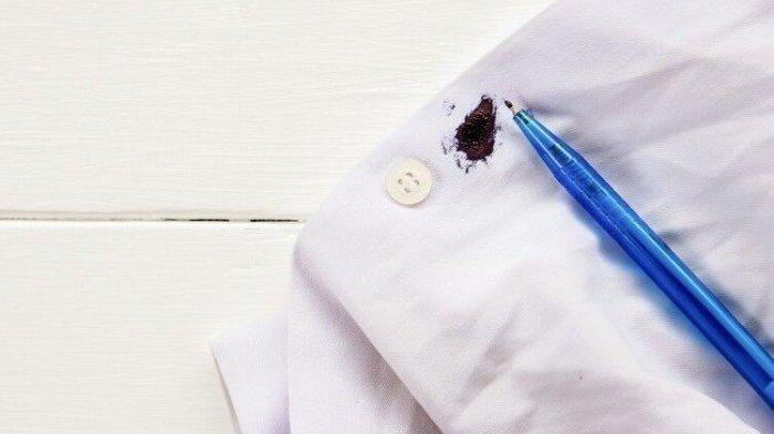 Ilustrasi noda tinta di seragam putih anak, bersihkan pakai cara sederhana.