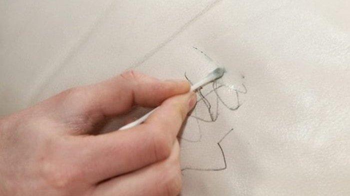 Ilustrasi noda tinta di sofa yang bisa dibersihkan dengan berbagai cara.