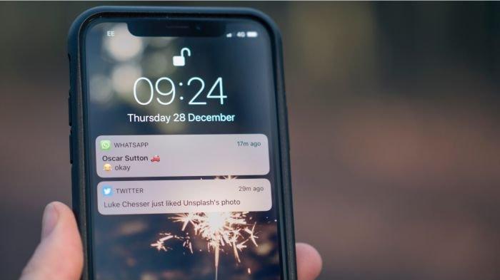 Ilustrasi notifikasi pesan baru WhatsApp yang tampil di layar HP