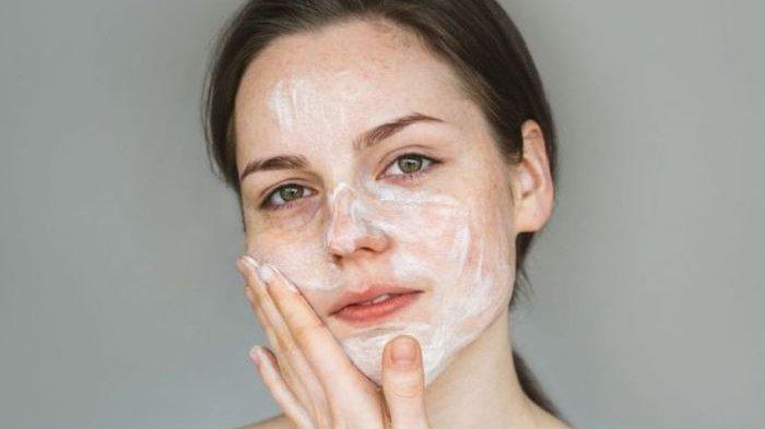 Ilustrasi pakai face wash yang hasilnya tidak efektif di wajah.