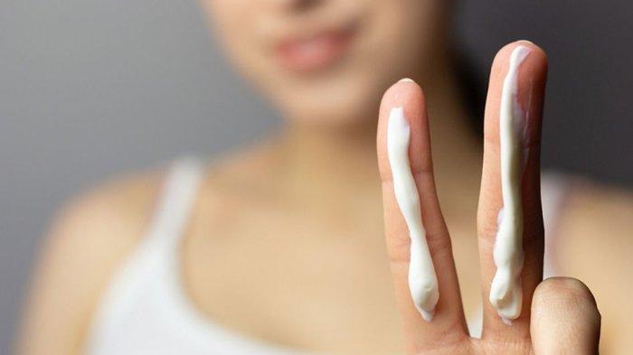 Ilustrasi pakai sunscreen sebanyak 2 ruas jari agar hasilnya optimal melindungi kulit.