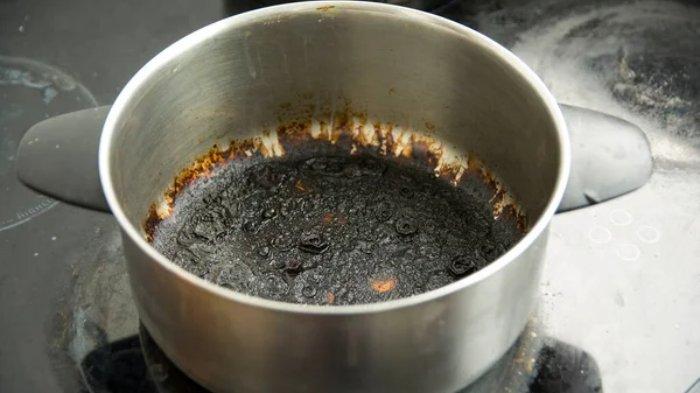 Ilustrasi panci gosong yang bisa kamu bersihkan menggunakan berbagai bahan termasuk minyak goreng.