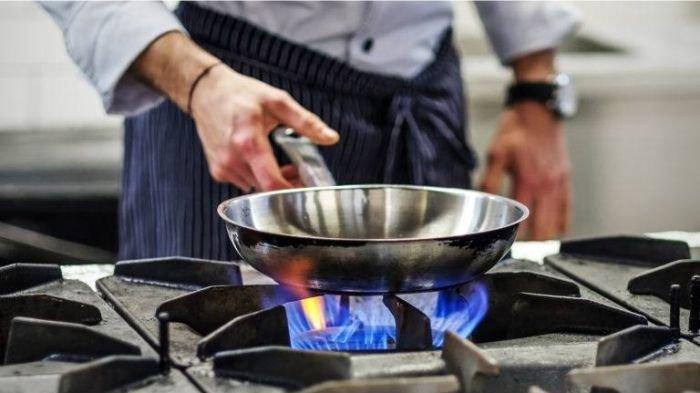 Ilustrasi seseorang sedang memasak pakai kompor gas