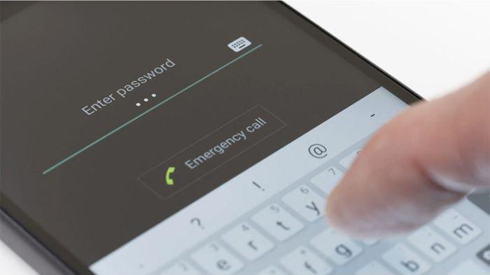 Ilustrasi pengguna HP sedang memasukkan password atau kata sandi