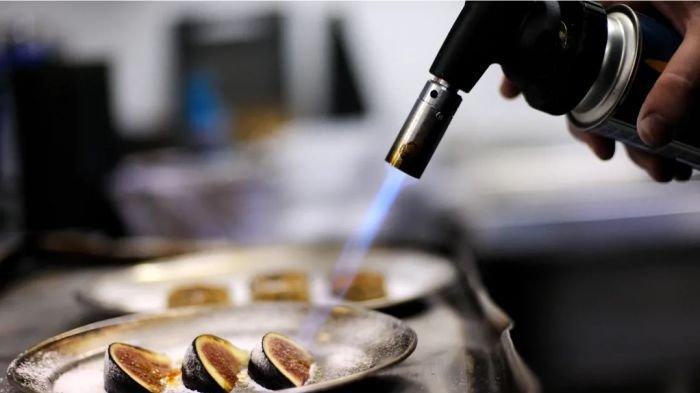 Ilustrasi pemakaian torch, bisa dipakai pula untuk menyalakan arang dengan mudah dan cepat