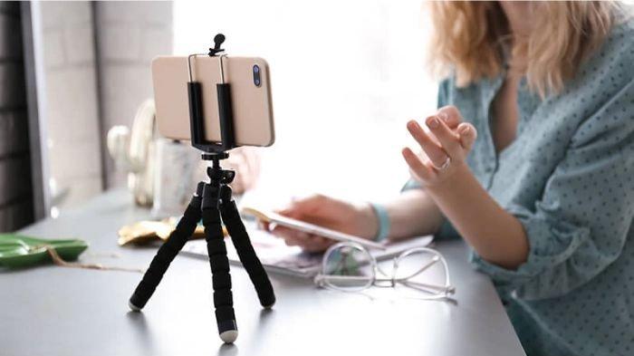 Ilustrasi tripod dipakai untuk membuat HP dalam kondisi landscape pada ketinggian tertentu