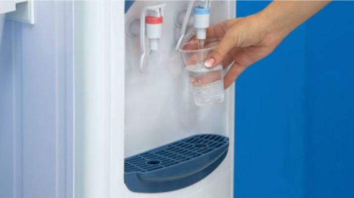 Ilustrasi pemakaian dispenser air minum