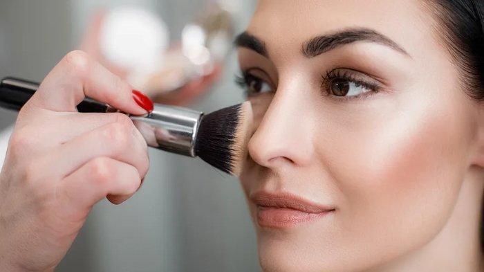 Ilustrasi pengaplikasian bronzer.