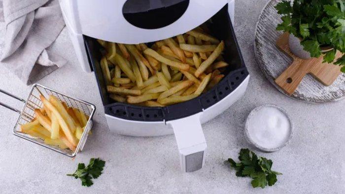 Ilustrasi penggunaan air fryer untuk kreasikan beragam hidangan sehat minim minyak, tetap kriuk dan lezat.