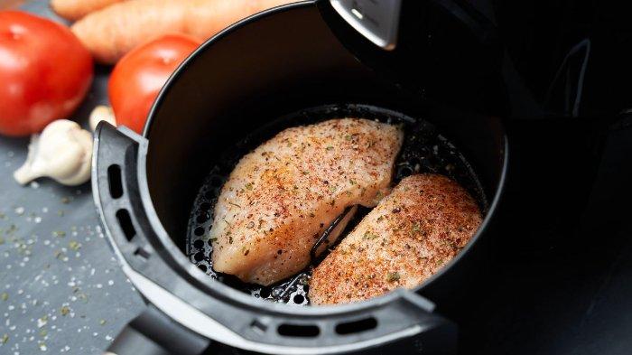 Ilustrasi penggunaan air fryer untuk mengolah menu.
