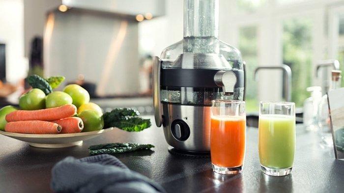 Ilustrasi penggunaan slow juicer.