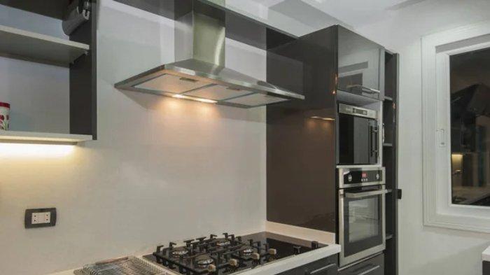Ilustrasi penggunaan cooker hood di atas kompor, bisa membantu mengatasi masalah asap, uap air hingga sebagai penerangan tambahan.
