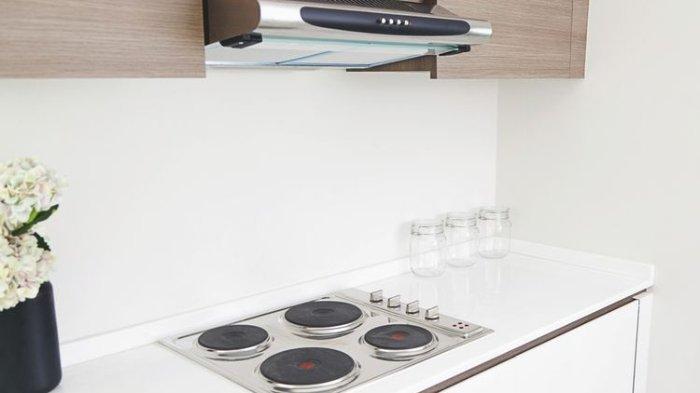Ilustrasi penggunaan cooker hood di dapur untuk menyerap bau.