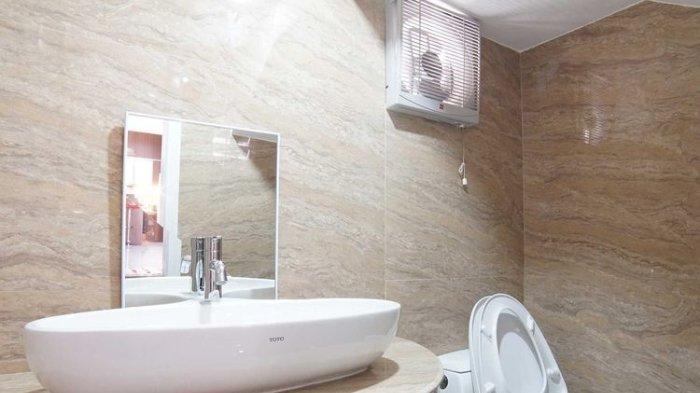 Ilustrasi penggunaan exhaust fan di kamar mandi, udara lebih segar dan minimalisir kelembapan.