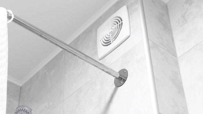 Ilustrasi penggunaan exhaust fan di kamar mandi untuk meminimalisir hawa panas di dalamnya sekaligus mengatasi bau got.