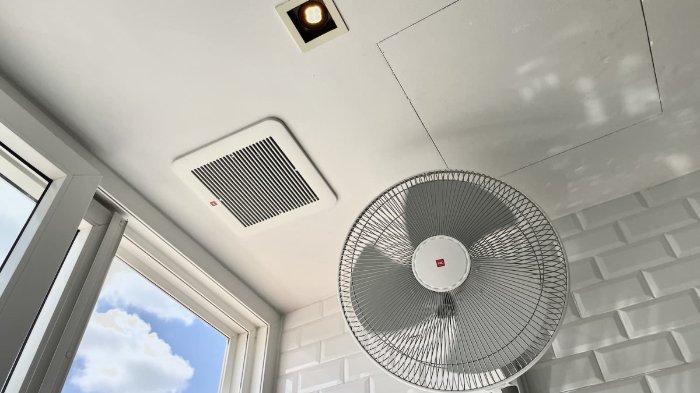 Ilustrasi penggunaan exhaust fan untuk atasi kelembapan di dalam kamar tidur.