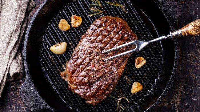 ilustrasi penggunaan grill pan untuk panggang beragam bahan makanan secara praktis.