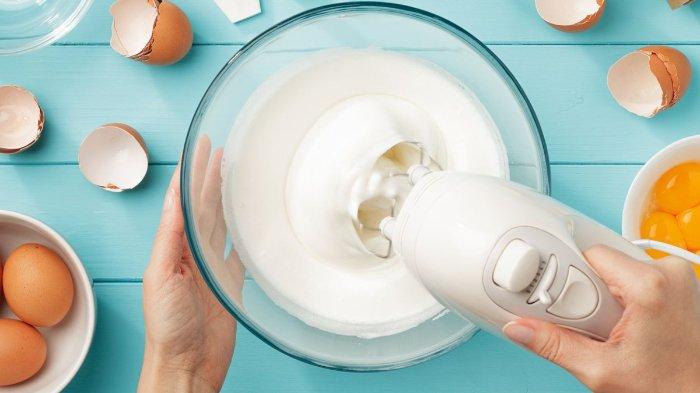 Ilustrasi penggunaan hand mixer untuk kemudahan mengaduk bahan sampai kalis dan merata.