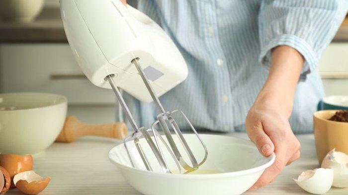 Ilustrasi penggunaan hand mixer