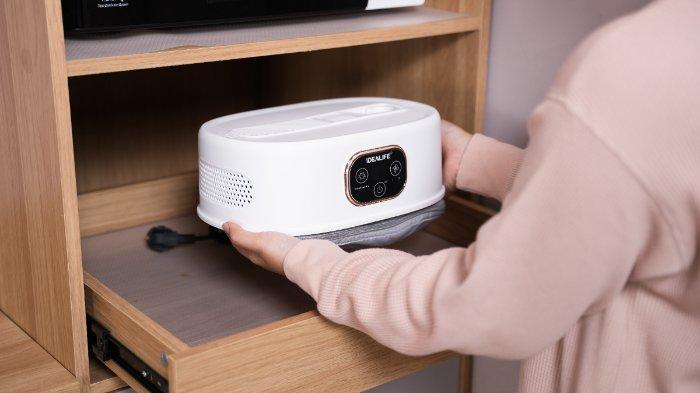 Ilustrasi penggunaan IDEALIFE Electric Clothes Dryer IL-601 yang dirancang portable dan foldable, cocok dibawa travelling.