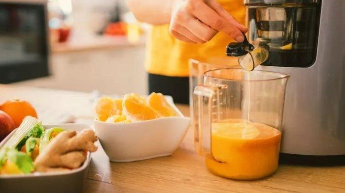 Ilustrasi penggunaan slow juicer untuk hasilkan jus buah segar bernutrisi.