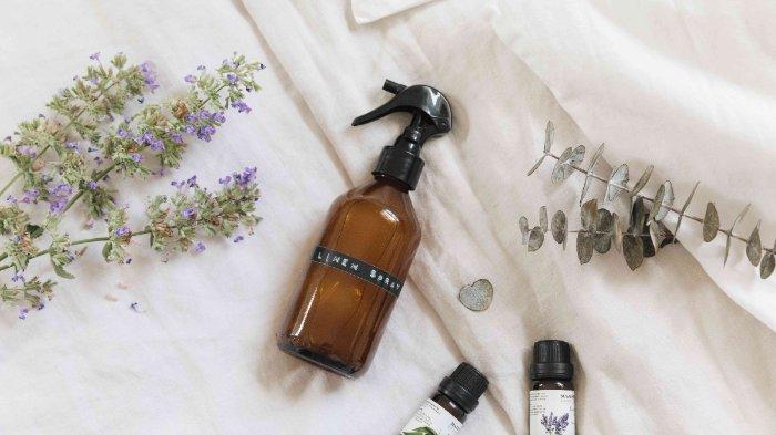 Ilustrasi penggunaan linen spray.