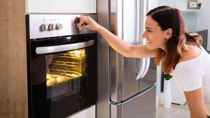 Ilustrasi penggunaan oven listrik untuk mengkreasikan beragam menu berbuka yang lebih mudah