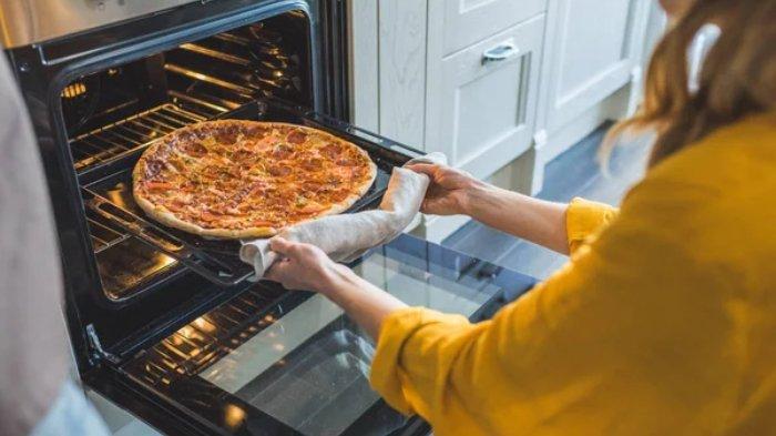 Ilustrasi penggunaan oven salah satu faktor penambah udara panas di dalam rumah