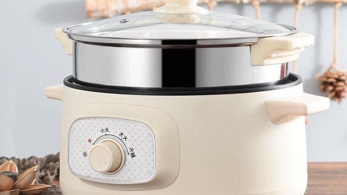 Ilustrasi pemakaian panci listrik untuk memasak di dapur