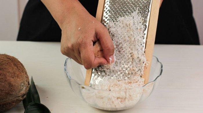 Ilustrasi penggunaan parutan yang bisa menyisakan bahan makanan di sela-selanya, segera atasi sebelum berkarat dan menjadi sarang kuman.