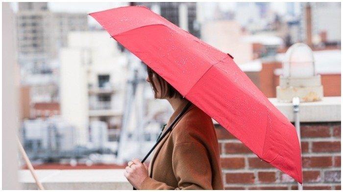 Ilustrasi penggunaan payung untuk melindungi tubuh dari teriknya sinar matahari maupun musim hujan.