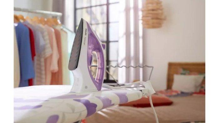 ilustrasi penggunaan PHILIPS FeatherLight GC1418 untuk haluskan pakaian secara lebih handal berkat teknologi uap optimal