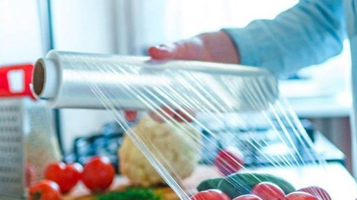 Ilustrasi penggunaan plastik wrap untuk menyimpan bahan makanan termasuk menjaga es krim supaya tidak mudah meleleh.