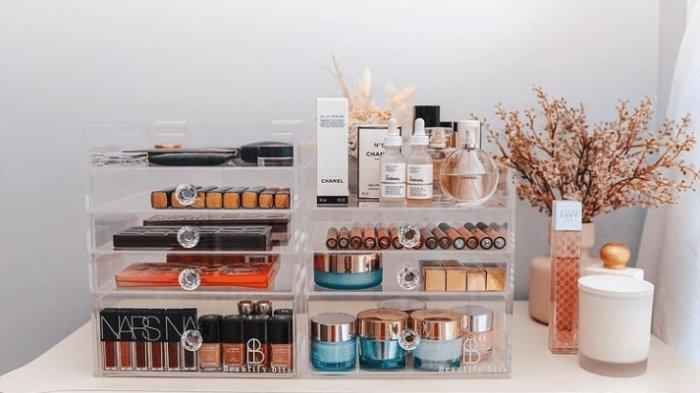 Ilustrasi penggunaan rak kosmetik untuk tata berbagai peralatan makeup secara lebih terorganisir