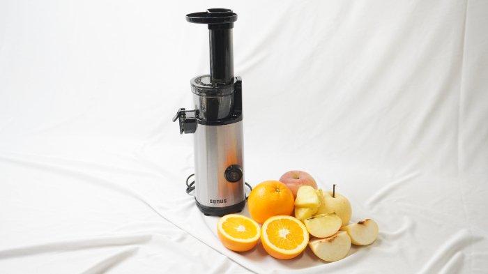Ilustrasi penggunaan Senus Mini Slow Juicer.