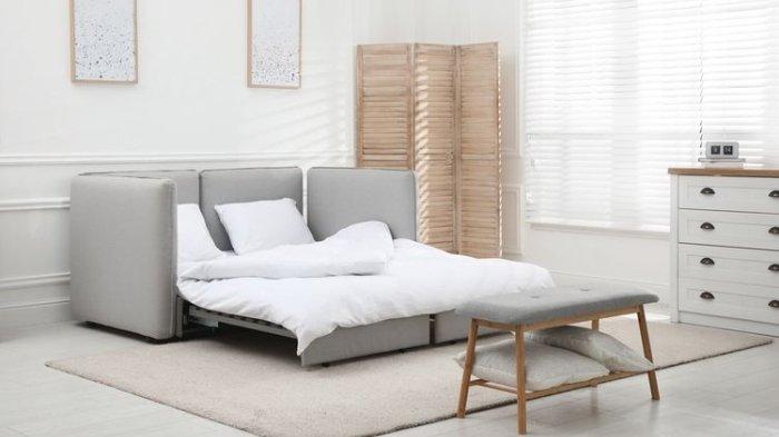 Ilustrasi penggunaan sofa bed di ruang minimalis, lebih fungsional dan nyaman digunakan.