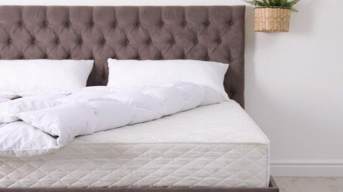 Ilustrasi penggunaan spring bed untuk kenyamanan tidur, pilih yang ukuran lebar supaya leluasa.