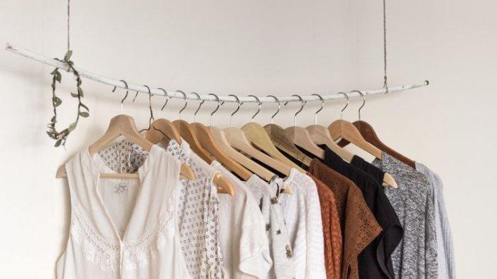 Ilustrasi menggantung pakaian di jemuran dengan hanger 