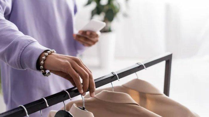 Ilustrasi menjemur pakaian di dalam rumah bisa dengan meletakkan di dekat jendela agar cepat kering