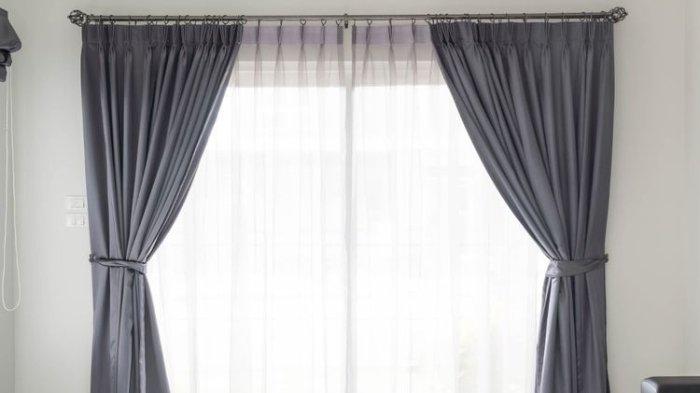 Ilustrasi penggunaan tirai jendela untuk mencegah hawa dingin masuk ke dalam rumah.